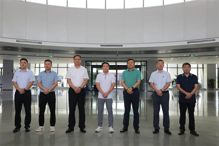 伟德国际1946陪同舒华体育来滨考察体育产业发展情况